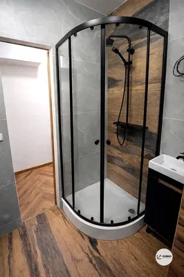 Obývačka; drevená podlaha, prirodzené svetlo, moderný štýl