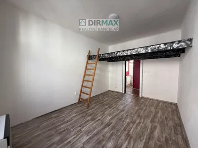 Obývačka; drevená podlaha, prirodzené svetlo, moderný štýl