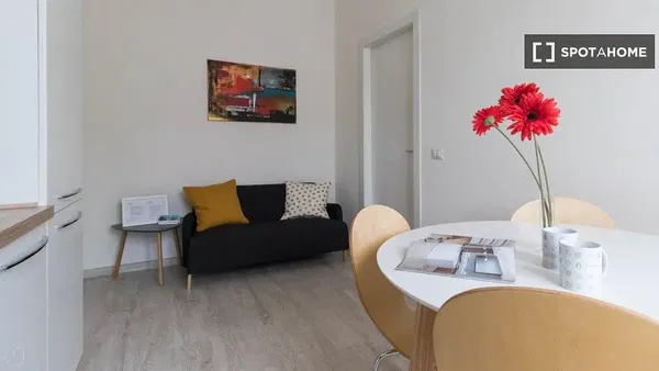 Cucina; elettrodomestici, pavimento in legno, luce naturale, stile moderno