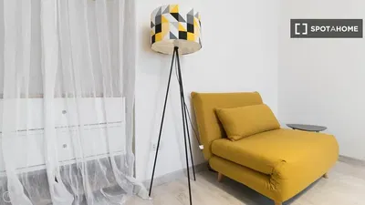 Cucina; elettrodomestici, pavimento in legno, luce naturale, stile moderno