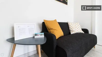 Cucina; elettrodomestici, pavimento in piastrelle, luce naturale, stile moderno