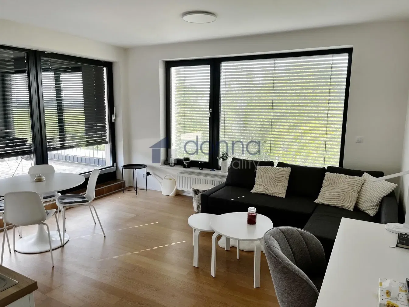 Salon; parquet, lumière naturelle, style moderne