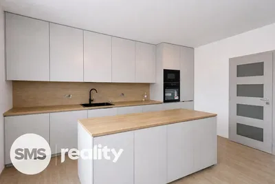 Soggiorno; pavimento in legno, luce naturale, stile moderno