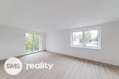 Soggiorno; pavimento in legno, luce naturale, stile moderno