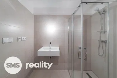 Soggiorno; pavimento in legno, luce naturale, stile moderno