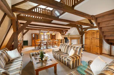 Salón; suelo de madera, luz natural, estilo moderno