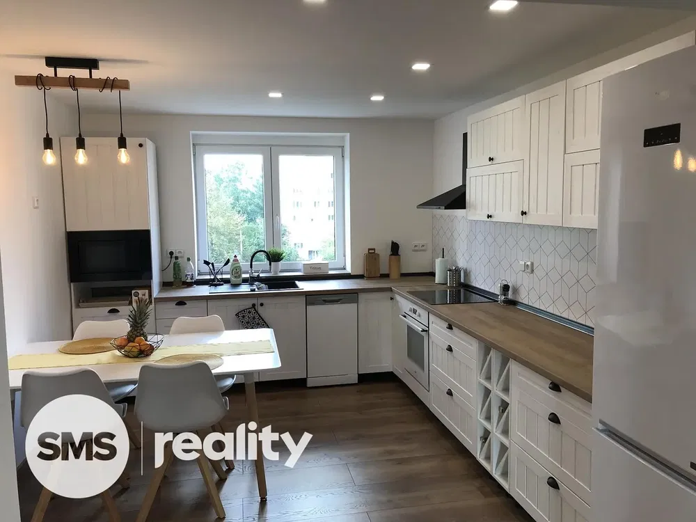 Living room; wood floor, natural light, modern style, high ceiling