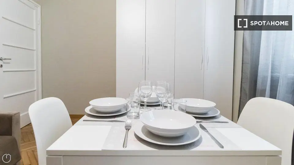 Cocina; electrodomésticos, suelo de madera, luz natural, estilo moderno