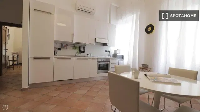 Cucina; elettrodomestici, pavimento in legno, luce naturale, stile moderno