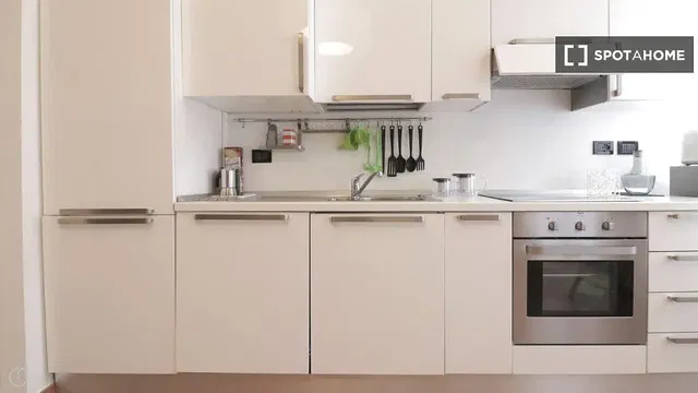 Cucina; elettrodomestici, pavimento in legno, luce naturale, stile moderno