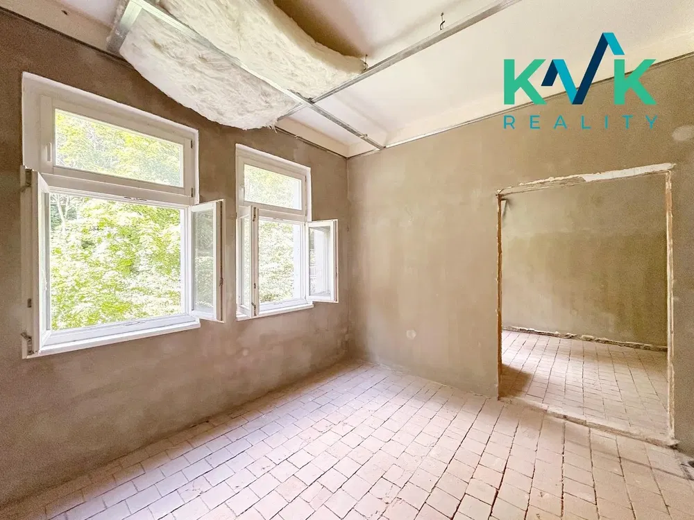 Хол; дървен под, естествена светлина, модерен стил