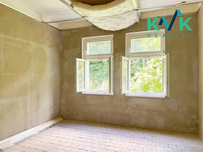 Хол; дървен под, естествена светлина, модерен стил