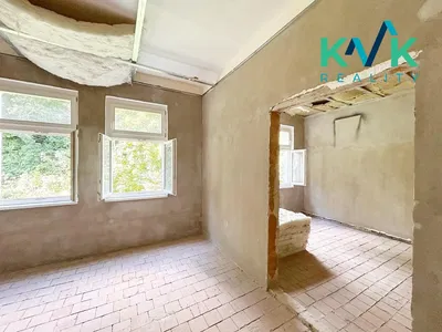 Хол; дървен под, естествена светлина, модерен стил