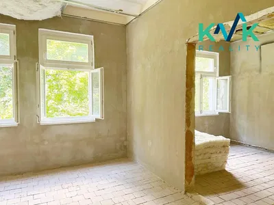 Хол; дървен под, естествена светлина, модерен стил