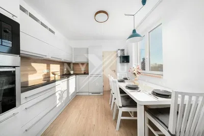 Кухня; кухненски уреди, дървен под, естествена светлина, модерен стил