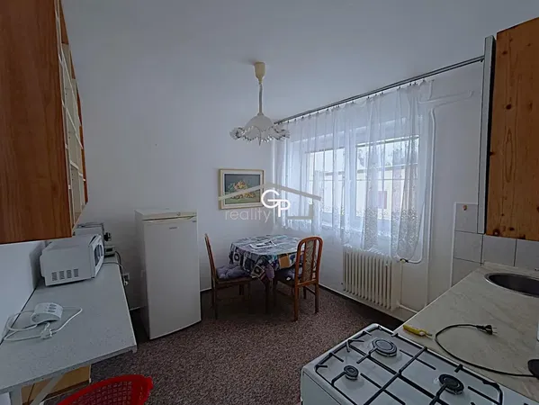 Kuchnia; sprzęt kuchenny, podłoga drewniana, światło dzienne, styl nowoczesny