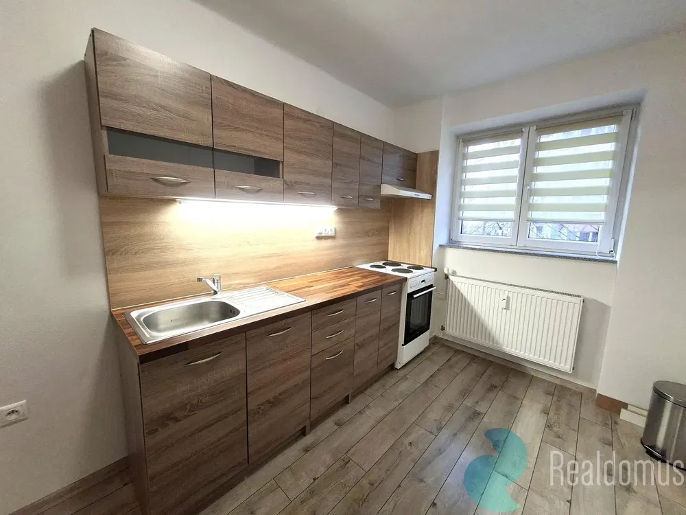 مطبخ; أجهزة المطبخ, أرضية خشبية, ضوء طبيعي, أسلوب عصري