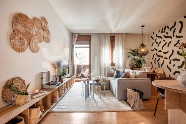 Mutfak; mutfak aletleri, ahşap zemin, doğal ışık, modern stil