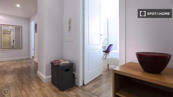 Cuisine; électroménager, parquet, lumière naturelle, style moderne