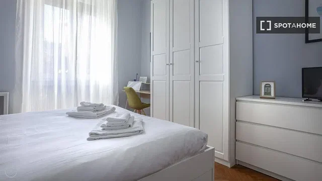 Cucina; elettrodomestici, pavimento in legno, luce naturale, stile moderno