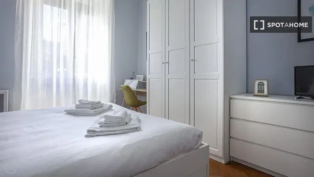 Küche; küchengeräte, holzboden, tageslicht, moderner stil