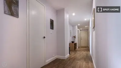 Cocina; electrodomésticos, suelo de madera, luz natural, estilo moderno