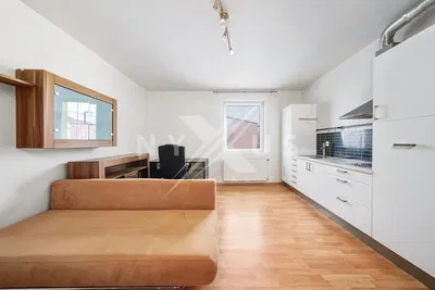 مطبخ; أجهزة المطبخ, أرضية خشبية, ضوء طبيعي, أسلوب عصري