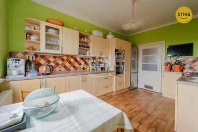 Κουζίνα; συσκευές κουζίνας, ξύλινο πάτωμα, φυσικό φως, μοντέρνο στυλ