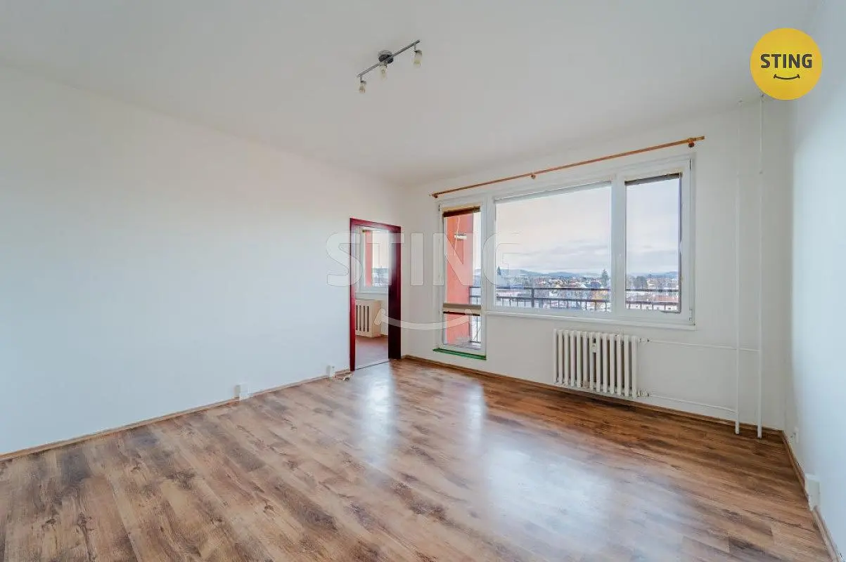 Living room; wood floor, natural light, modern style, high ceiling