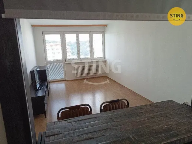 Dnevna soba; drveni pod, prirodno svjetlo, moderni stil