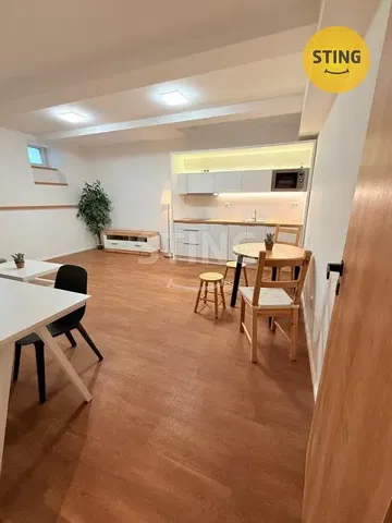 Salon; parquet, lumière naturelle, style moderne