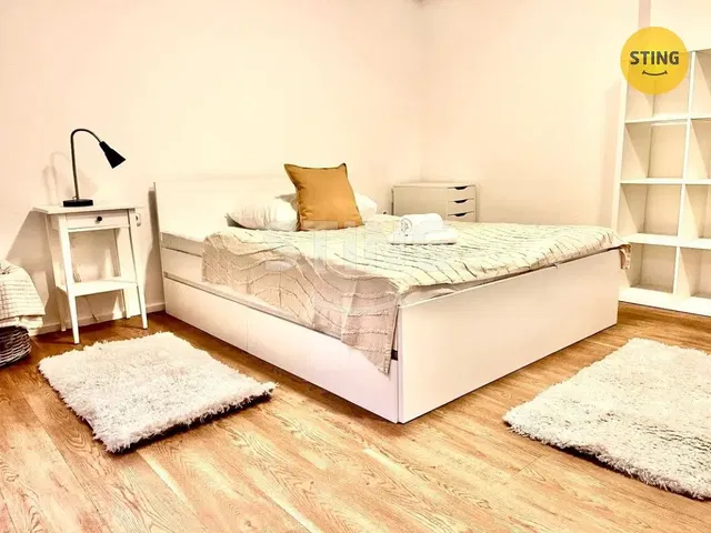 Salon; parquet, lumière naturelle, style moderne