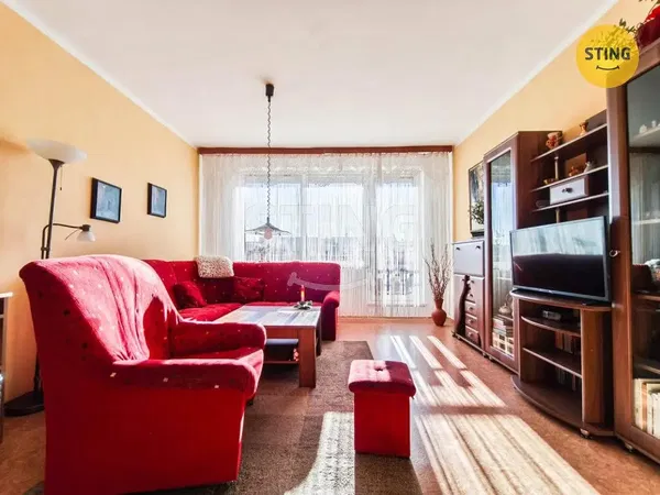 Sala de estar; chão de madeira, luz natural, estilo moderno, teto alto