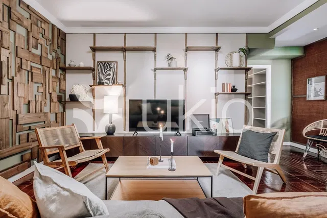 Mutfak; mutfak aletleri, ahşap zemin, doğal ışık, modern stil