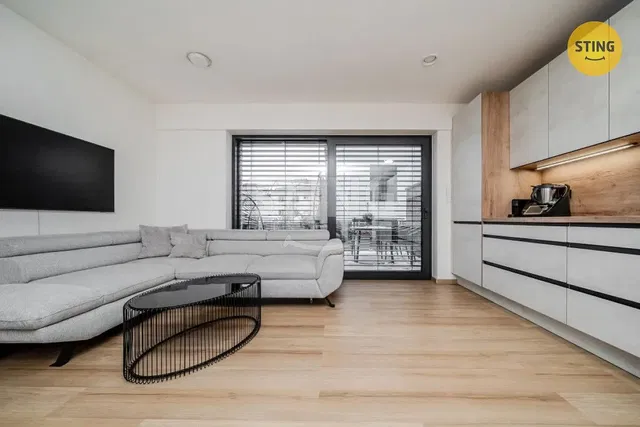 Cuisine; électroménager, parquet, lumière naturelle, style moderne