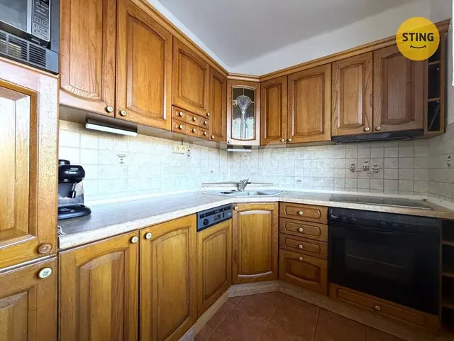 Salon; parquet, lumière naturelle, style moderne