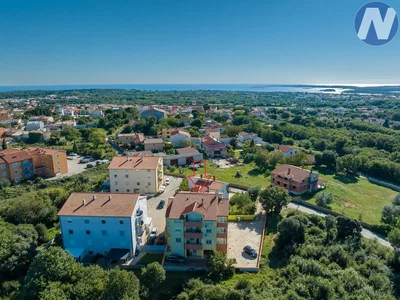 Obývací pokoj; dřevěná podlaha, přirozené světlo, moderní styl, vysoké stropy