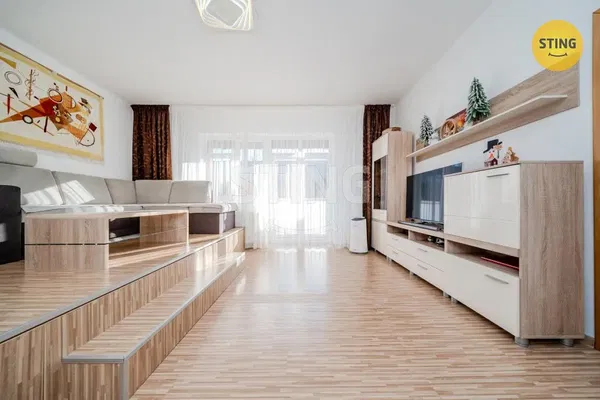 Σαλόνι; ξύλινο πάτωμα, φυσικό φως, μοντέρνο στυλ, ψηλά ταβάνια