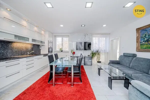 Σαλόνι; ξύλινο πάτωμα, φυσικό φως, μοντέρνο στυλ