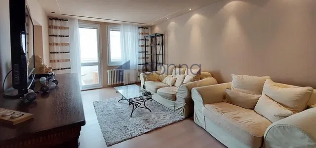 Хол; дървен под, естествена светлина, модерен стил