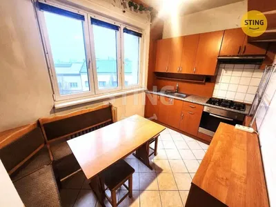 Хол; дървен под, естествена светлина, модерен стил