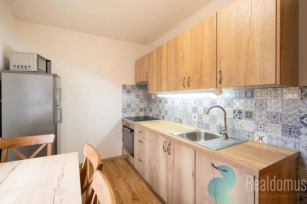 Dnevni boravak; drveni pod, prirodna svjetlost, moderan stil