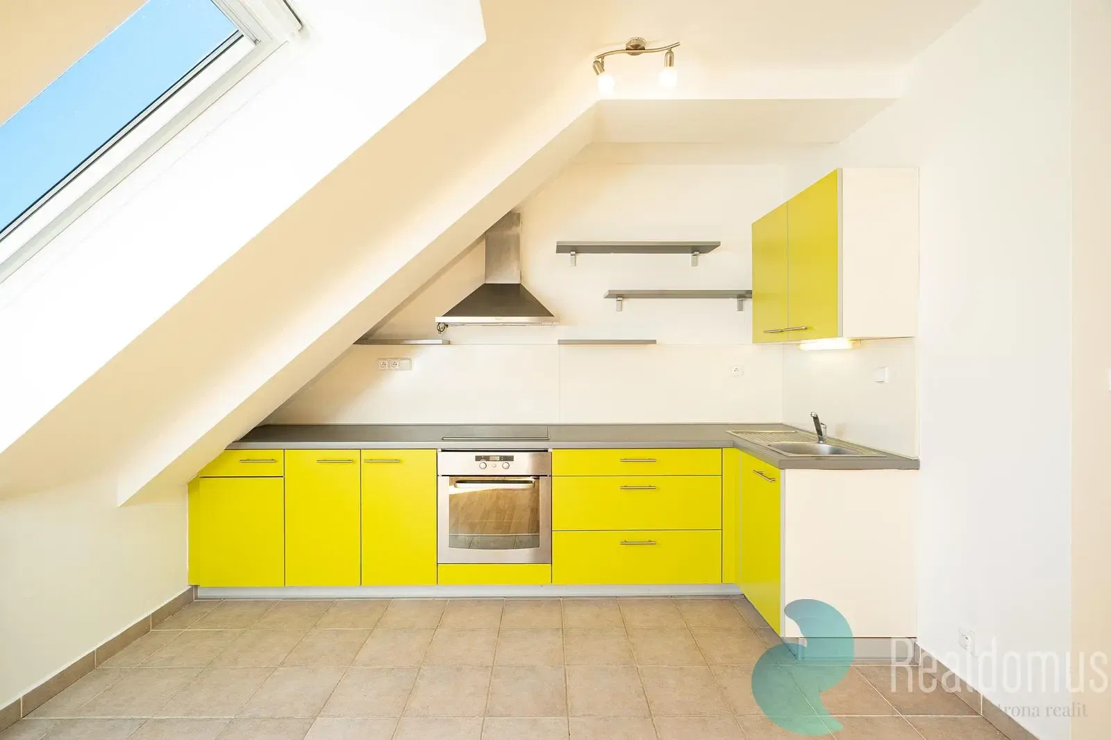 Woonkamer; houten vloer, natuurlijk licht, moderne stijl