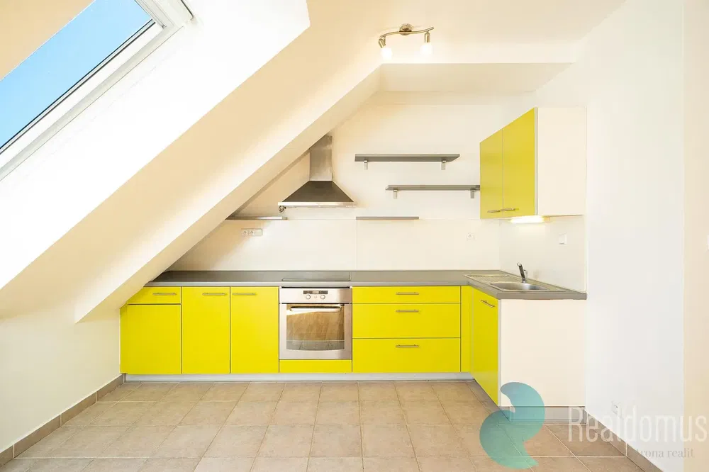 Woonkamer; houten vloer, natuurlijk licht, moderne stijl