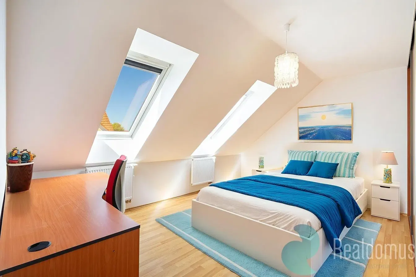 Keuken; keukenapparatuur, houten vloer, natuurlijk licht, moderne stijl