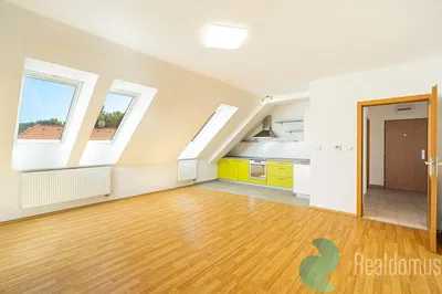 Keuken; keukenapparatuur, houten vloer, natuurlijk licht, moderne stijl
