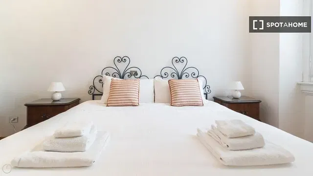 Küche; küchengeräte, holzboden, tageslicht, moderner stil