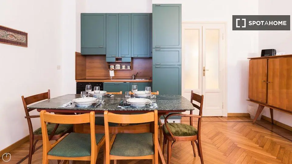 Cuisine; électroménager, parquet, lumière naturelle, style moderne