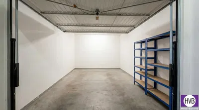 Хол; дървен под, естествена светлина, модерен стил