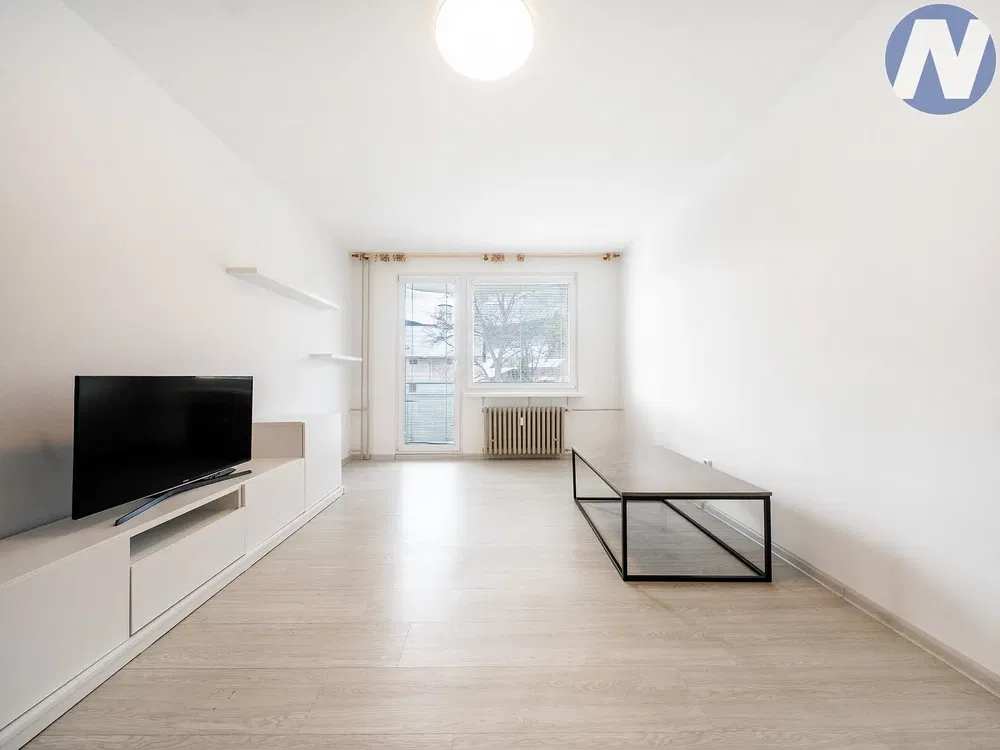 Obývací pokoj; dřevěná podlaha, přirozené světlo, moderní styl